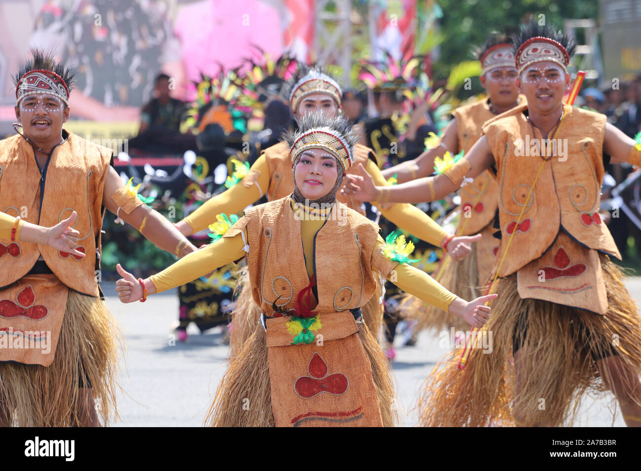Eine Reihe von Tänzerinnen und Tänzer sind traditionelle indonesische Tänze an kulturellen Aktivitäten Stockfoto