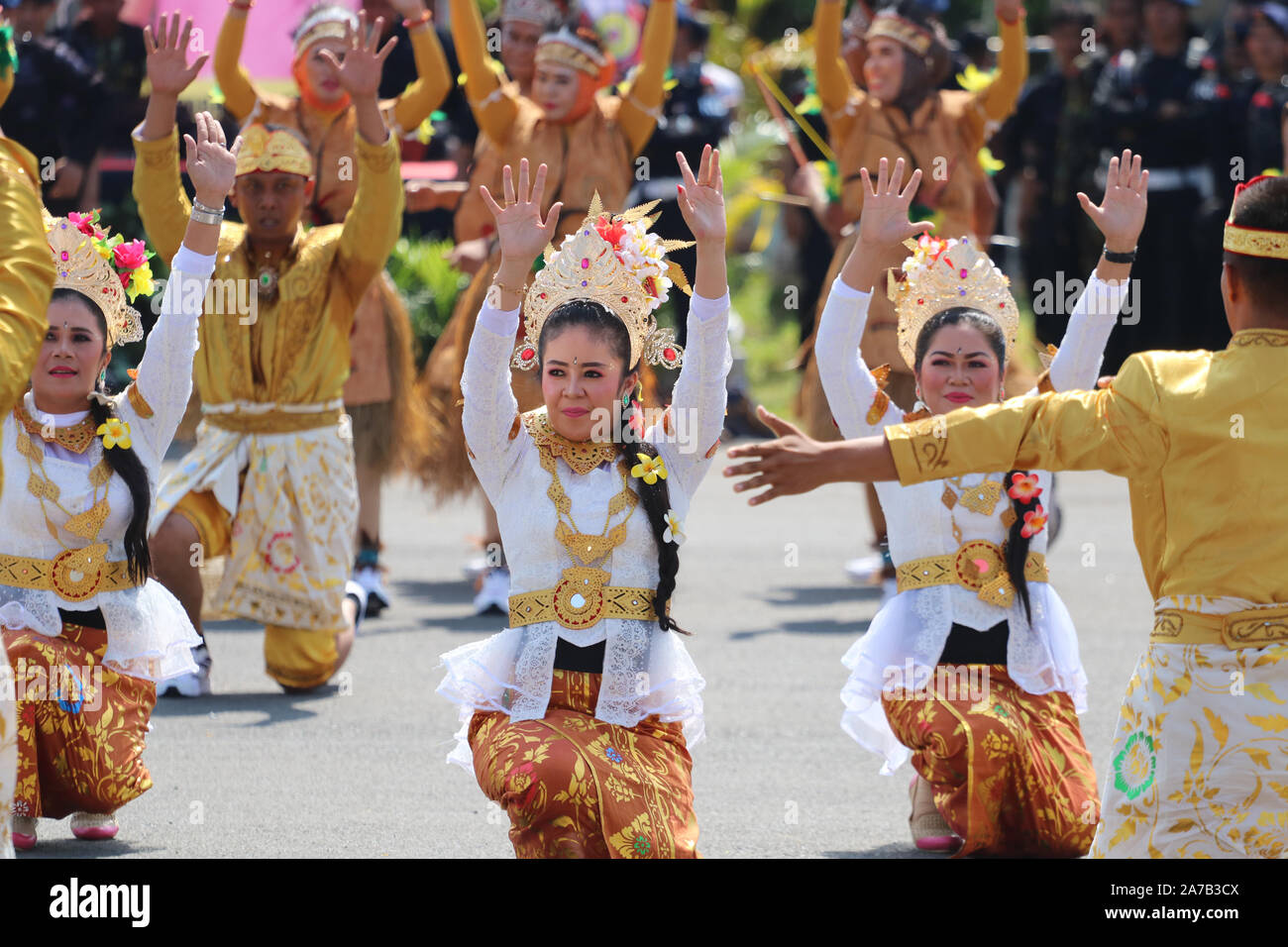 Eine Reihe von Tänzerinnen und Tänzer sind traditionelle indonesische Tänze an kulturellen Aktivitäten Stockfoto
