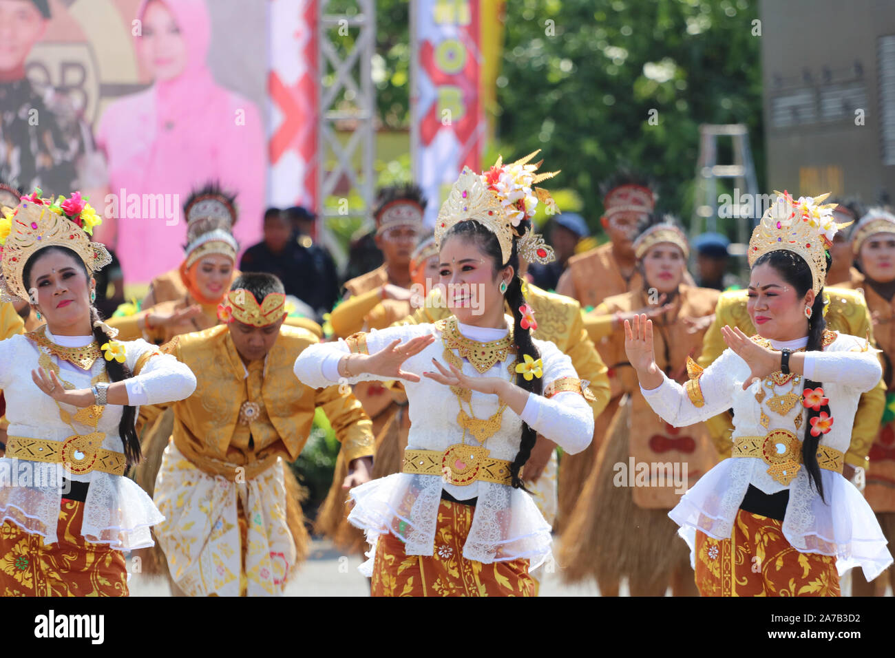 Eine Reihe von Tänzerinnen und Tänzer sind traditionelle indonesische Tänze an kulturellen Aktivitäten Stockfoto