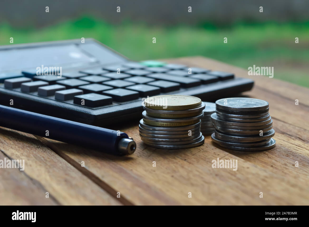 Auf hölzernen Tisch ist Münzen und Pan oder berechnen Stockfoto