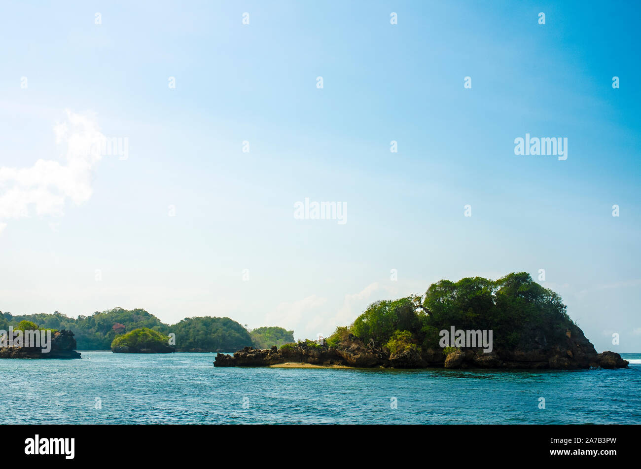 Tropische Insel im Meer, Kondang Merak Strand, Malang, Ost Java, Indonesien Stockfoto