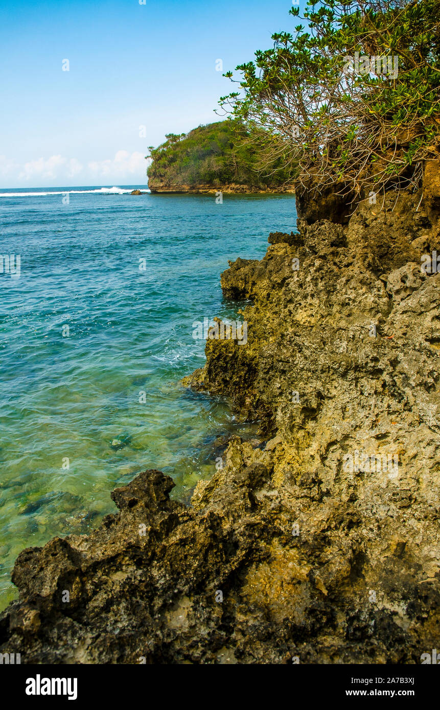Tropische Insel im Meer, Kondang Merak Strand, Malang, Ost Java, Indonesien Stockfoto