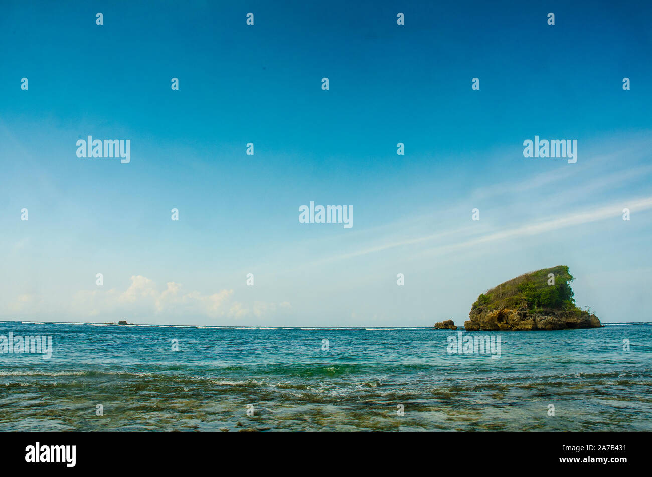 Tropische Insel im Meer, Kondang Merak Strand, Malang, Ost Java, Indonesien Stockfoto