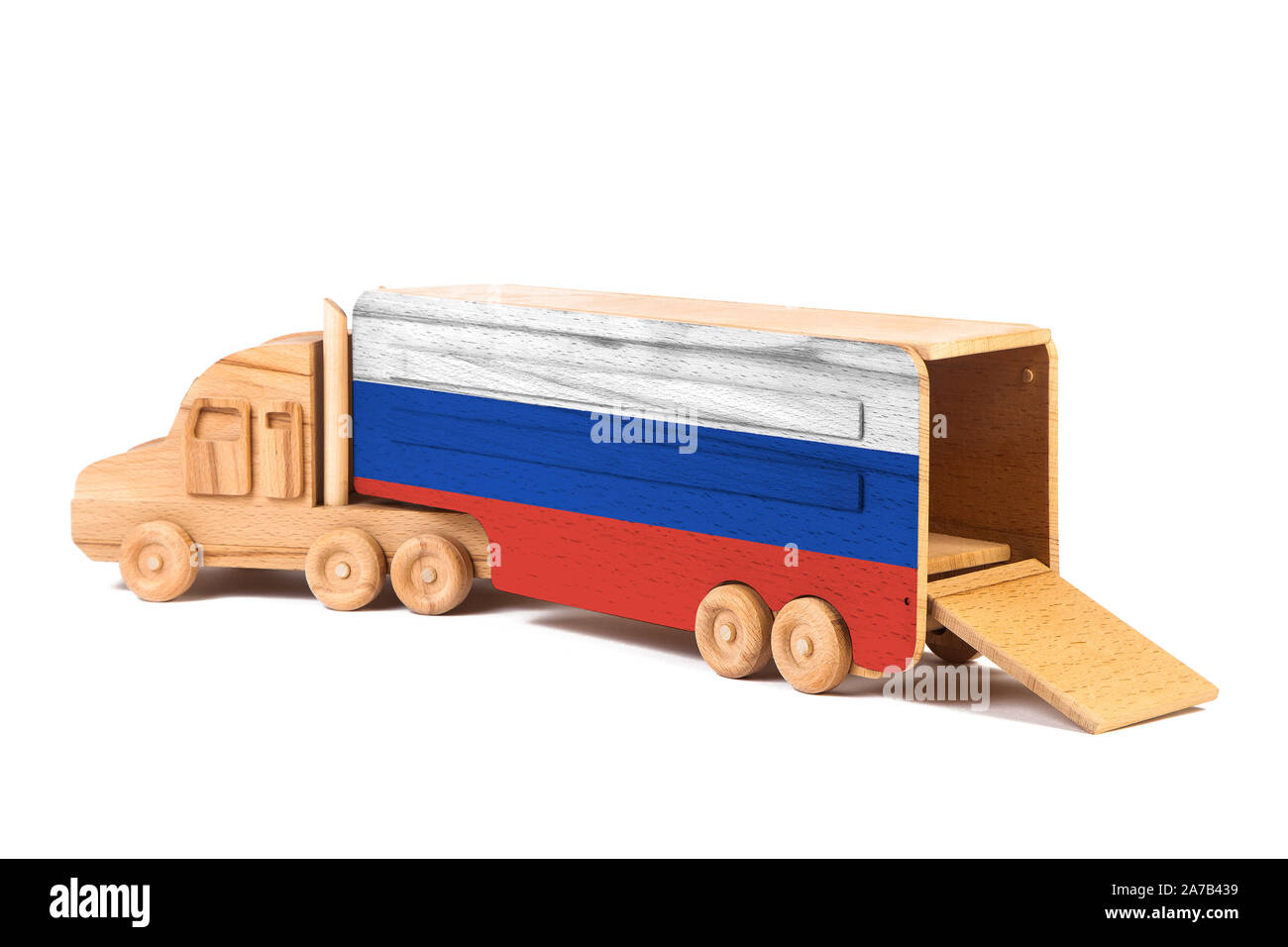 Nahaufnahme einer Holz Spielzeug-LKW mit einem gemalten Nationalflagge Russland. Das Konzept der export-import, Transport, die Lieferung von Waren Stockfoto