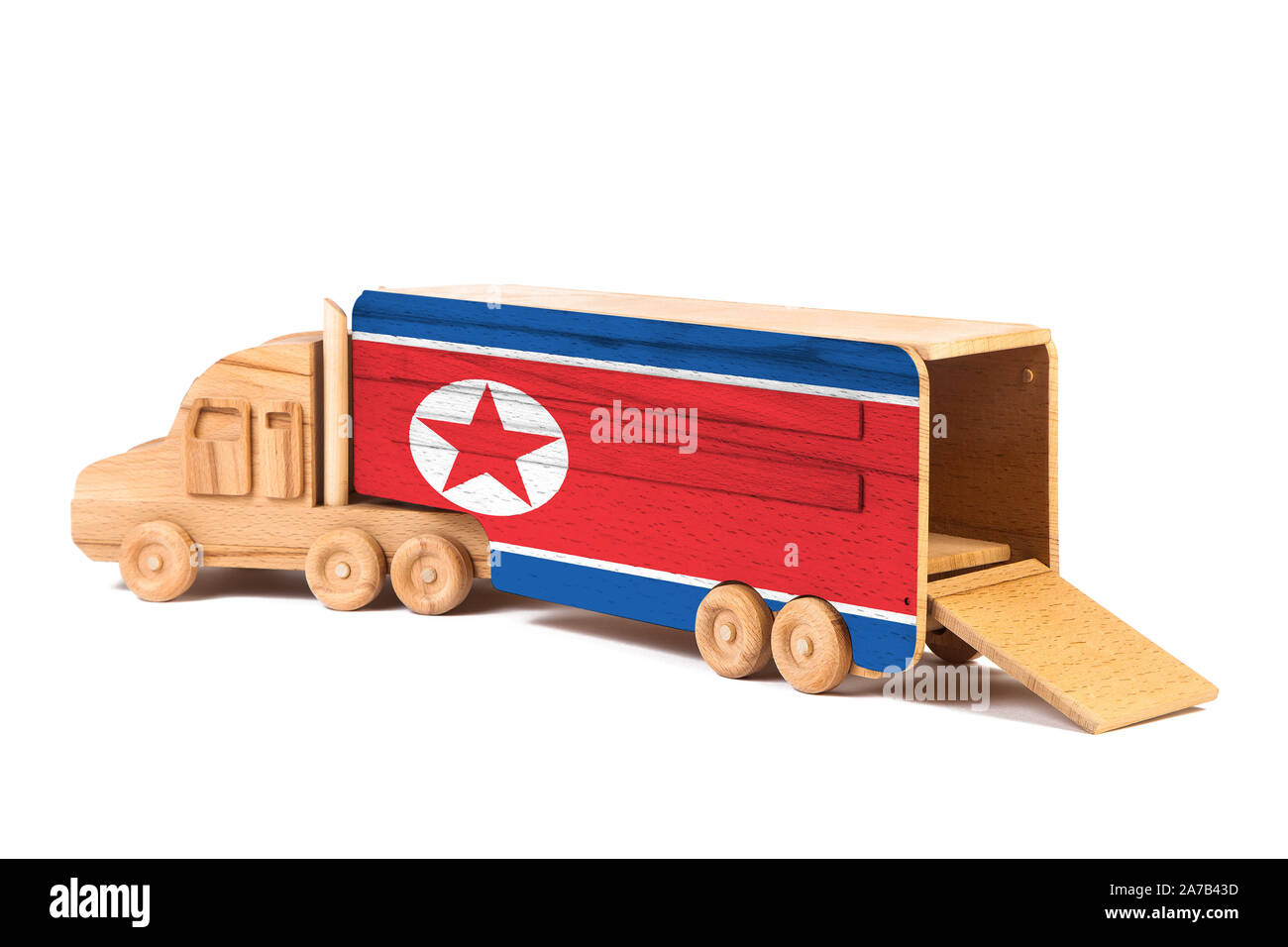 Nahaufnahme einer Holz Spielzeug-LKW mit einem gemalten Flagge Nordkorea. Das Konzept der export-import, Transport, die Lieferung von Waren Stockfoto