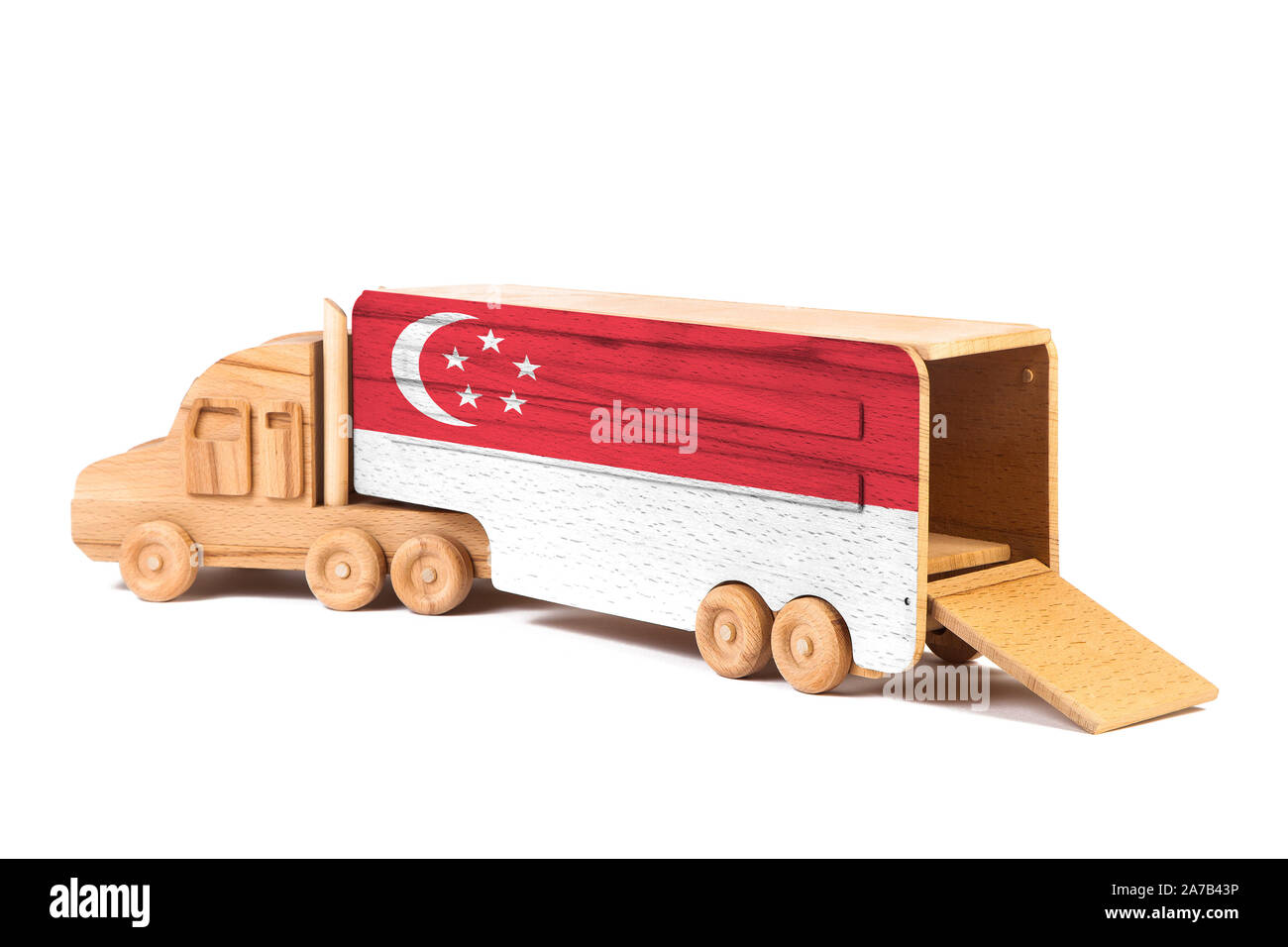 Nahaufnahme einer Holz Spielzeug-LKW mit einem gemalten Flagge Singapur. Das Konzept der export-import, Transport, die Lieferung von Waren Stockfoto