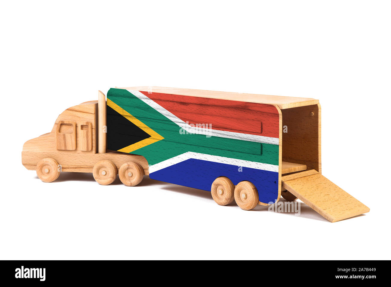 Nahaufnahme einer Holz Spielzeug-LKW mit einem gemalten Nationalflagge Südafrikanische Republik. Das Konzept der export-import, Transport, nationalen Lieferung von Stockfoto