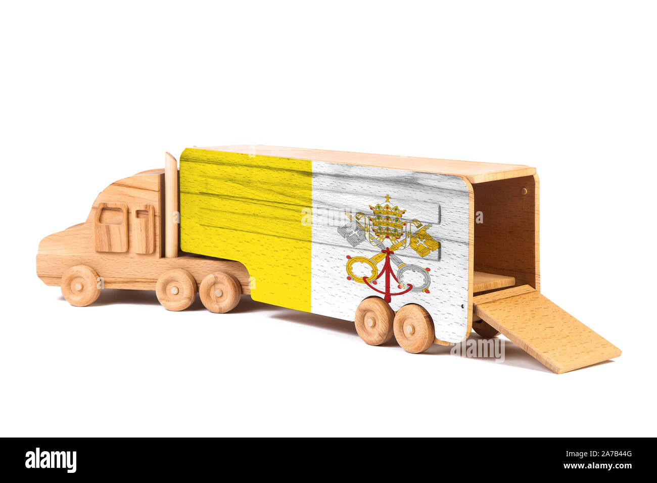 Nahaufnahme einer Holz Spielzeug-LKW mit einem gemalten Flagge Vatikan. Das Konzept der export-import, Transport, die Lieferung von Waren Stockfoto