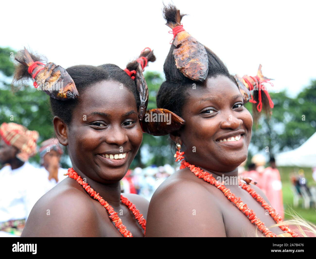 Afrikanische junge Mädchen zeigen ihre Fischfrisur während des National Festival for Arts and Culture (NAFEST) im Bundesstaat Edo, Nigeria. Stockfoto