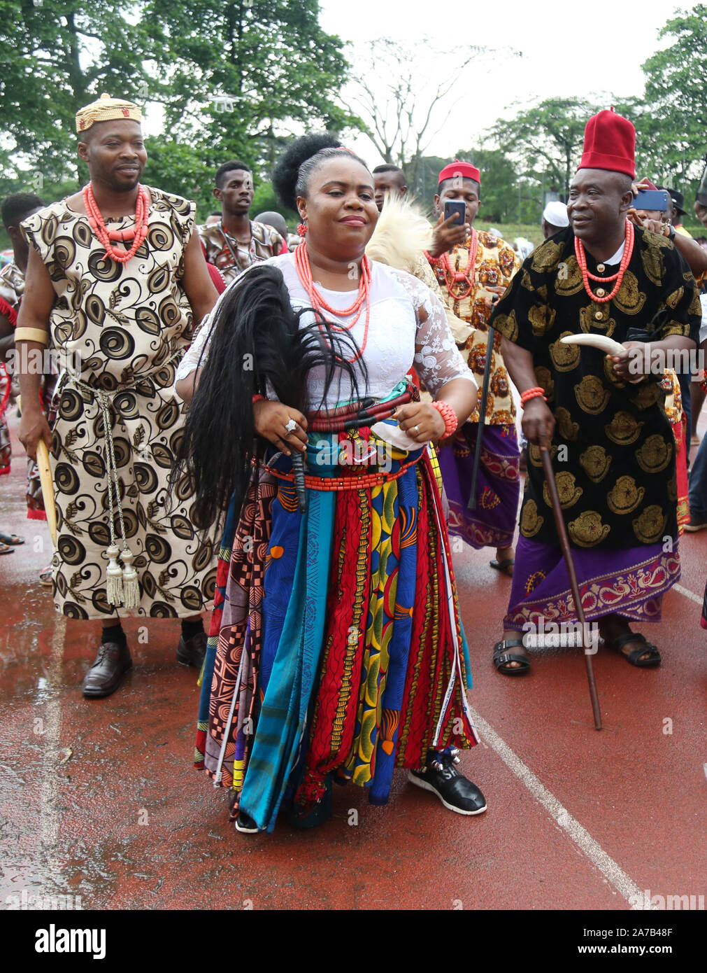 Igbo die Menschen des nigerianischen Stammes tanzen während des National Festival for Arts and Culture (NAFEST) im Bundesstaat Edo, Nigeria. Stockfoto