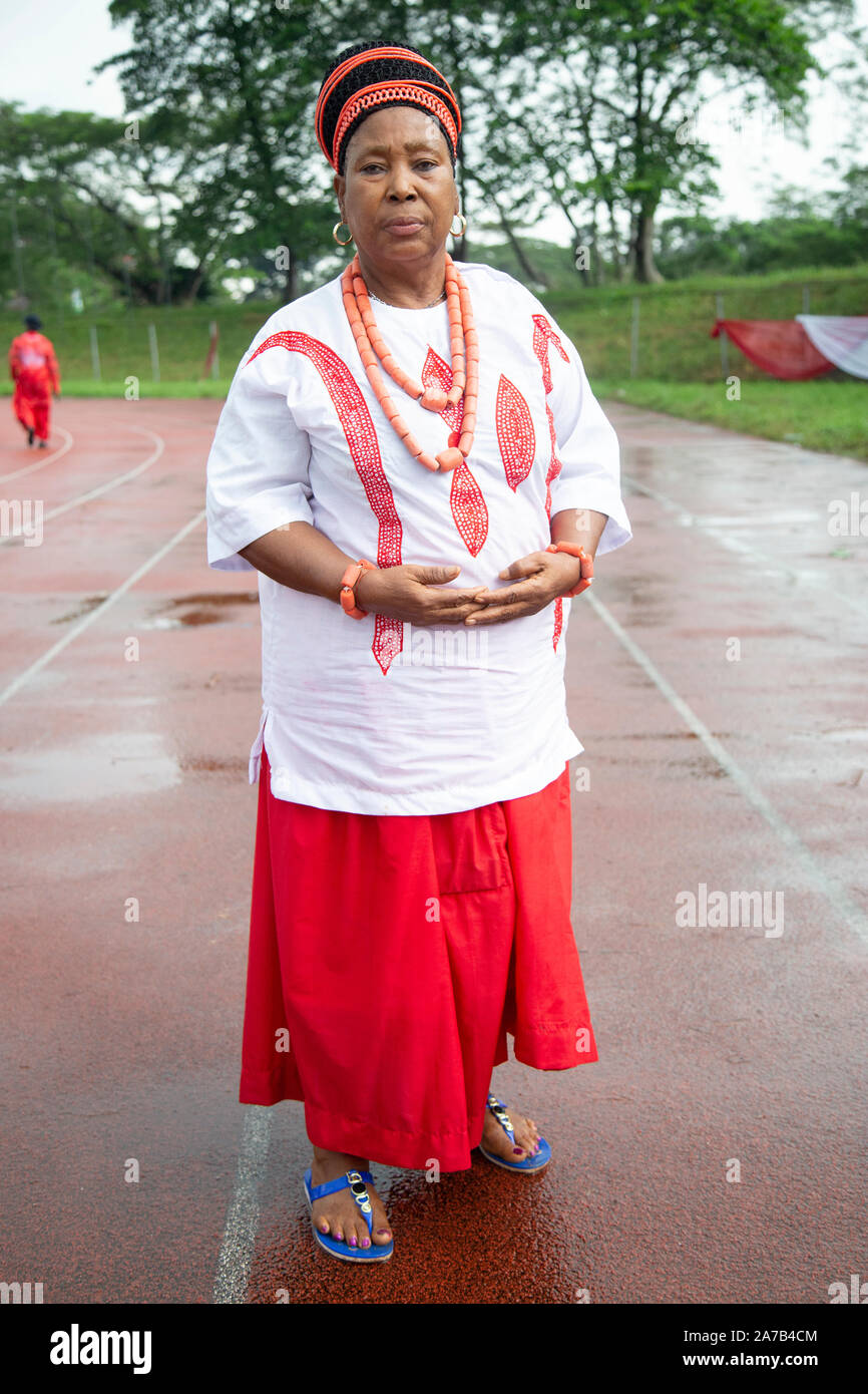 Benin Frau in ihrer kulturellen traditionellen Kleidung, während des National Festival for Arts and Culture (NAFEST) in Edo State, Nigeria. Stockfoto