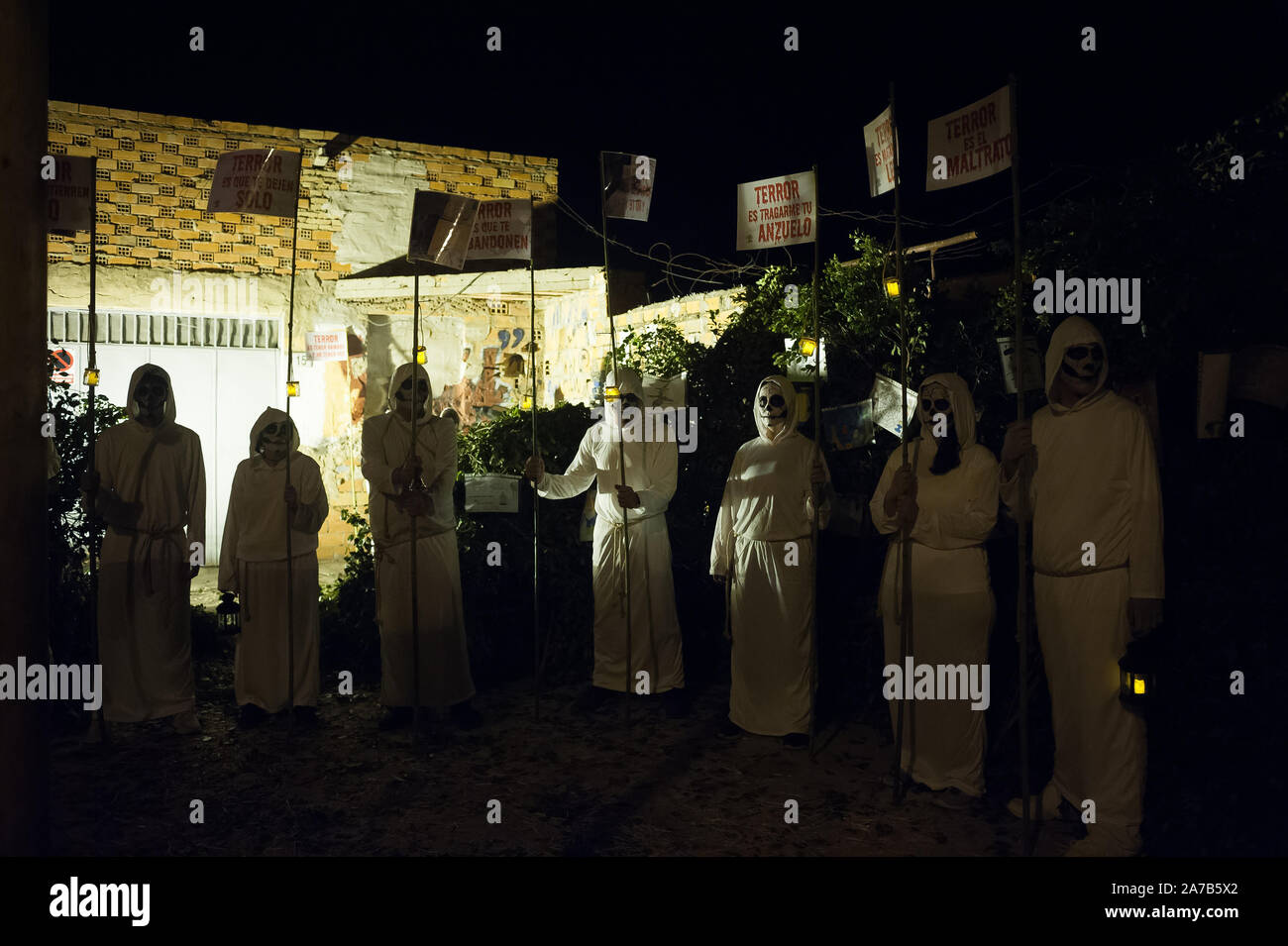 Malaga, Spanien. 31 Okt, 2019. Eine Gruppe von Menschen als Mönche verkleidet Teil während der VI-Ausgabe von ''Churriana Noche del Terror'" (churriana Horror Night) der Halloween Nacht in der Nachbarschaft von Churriana feiern. Wohnsitz in Churriana beteiligen sich an der Halloween Tag mit schrecklichen Kostüme gekleidet, ihre Häuser zu verzieren und mit unheimlichen Leistungen entlang der Straßen. Die 'Churriana Horror Night' ist eine der beliebtesten Veranstaltungen in der Stadt markiert die Halloween Tag, und bei dieser Gelegenheit das Thema der Ausgabe ist die Hexen. (Bild: © Jesus Merida/SOPA Bilder über ZUM Stockfoto