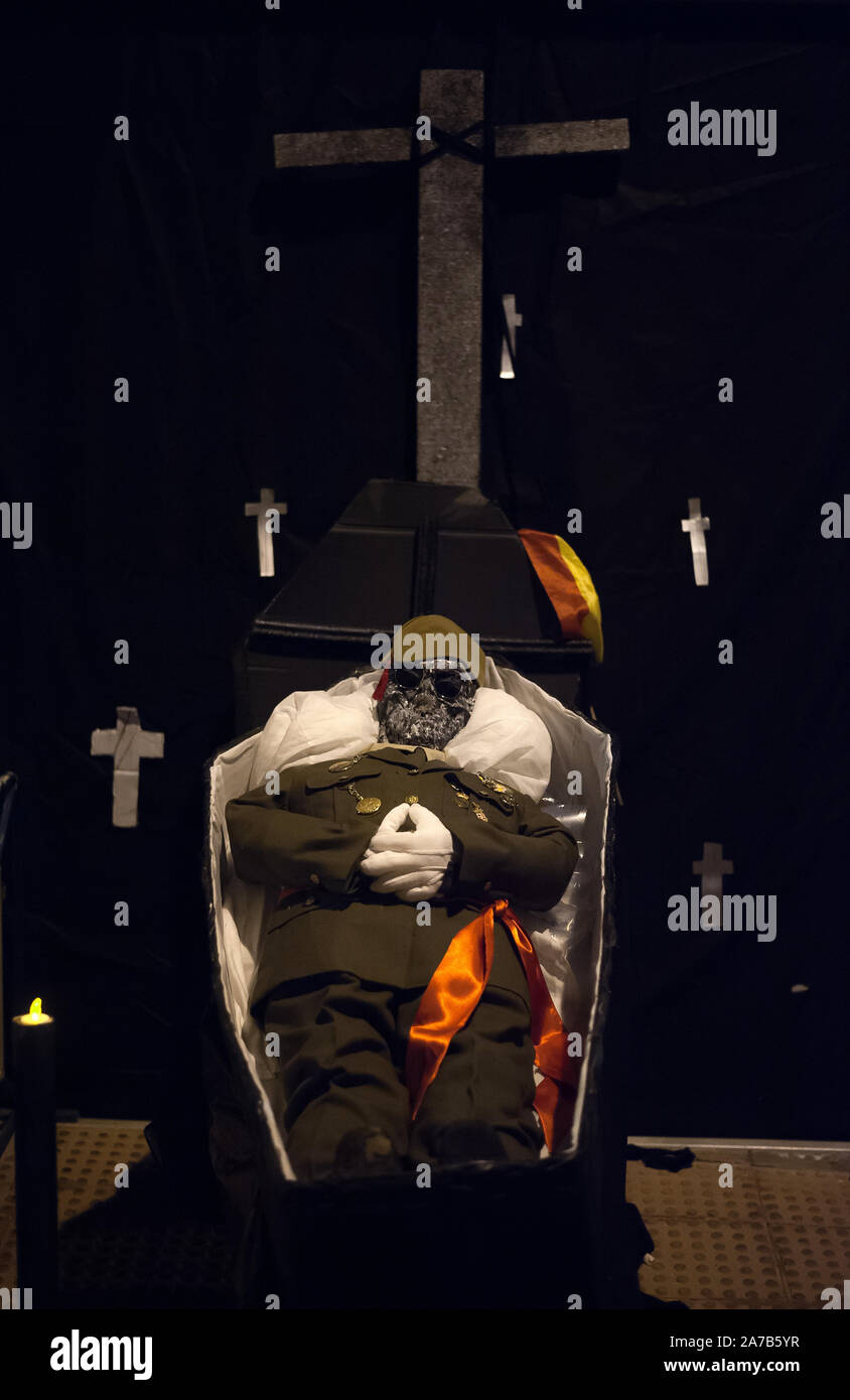 Malaga, Spanien. 31 Okt, 2019. Eine Puppe, die den spanischen Diktator Francisco Franco ist mit einer spanischen Flagge in einem Sarg während der VI Ausgabe von ''Churriana Noche del Terror' gesehen" (churriana Horror Night) der Halloween Nacht in der Nachbarschaft von Churriana feiern. Wohnsitz in Churriana beteiligen sich an der Halloween Tag mit schrecklichen Kostüme gekleidet, ihre Häuser zu verzieren und mit unheimlichen Leistungen entlang der Straßen. Die 'Churriana Horror Night' ist eine der beliebtesten Veranstaltungen in der Stadt markiert die Halloween Tag, und bei dieser Gelegenheit das Thema der Ausgabe ist die Hexen. (C Stockfoto