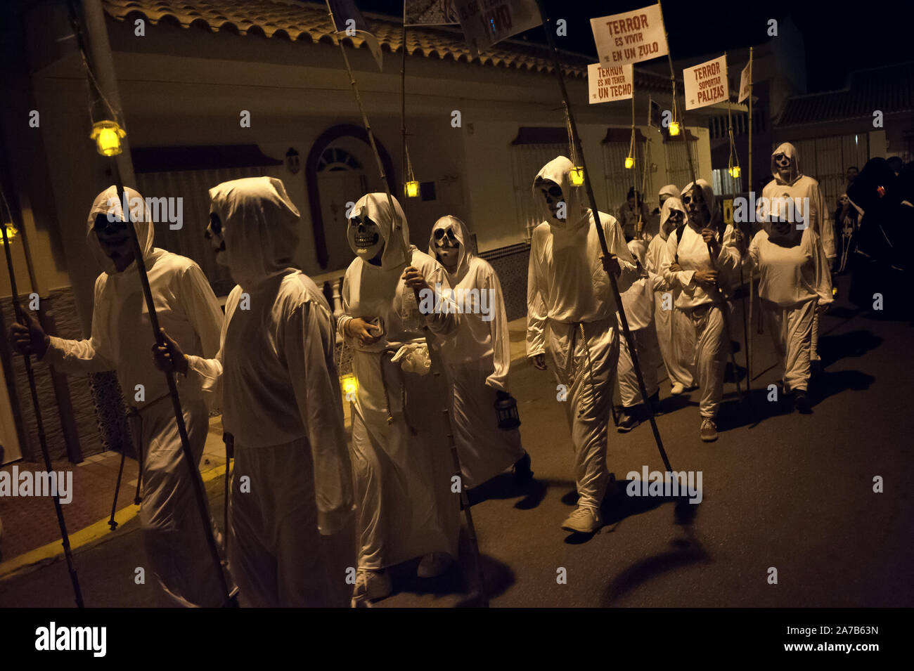 Malaga, Spanien. 31 Okt, 2019. Eine Gruppe von Menschen als Mönche verkleidet die Straße entlang, während Sie Kerzen während des VI Ausgabe von ''Churriana Noche del Terror'' (churriana Horror Night) die Halloween Nacht in der Nachbarschaft von Churriana zu feiern. Wohnsitz in Churriana beteiligen sich an der Halloween Tag mit schrecklichen Kostüme gekleidet, ihre Häuser zu verzieren und mit unheimlichen Leistungen entlang der Straßen. Die 'Churriana Horror Night' ist eine der beliebtesten Veranstaltungen in der Stadt markiert die Halloween Tag, und bei dieser Gelegenheit das Thema der Ausgabe ist die Hexen. (Bild: Stockfoto