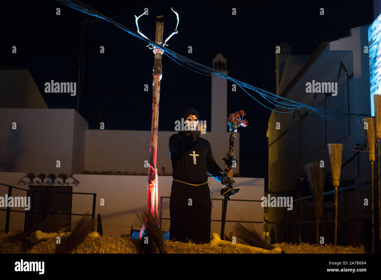 Malaga, Spanien. 31 Okt, 2019. Ein Mann verkleidet als teuflische Mönch während der VI Ausgabe von ''Churriana Noche del Terror'' (churriana Horror Night) die Halloween Nacht in der Nachbarschaft von Churriana zu feiern. Wohnsitz in Churriana beteiligen sich an der Halloween Tag mit schrecklichen Kostüme gekleidet, ihre Häuser zu verzieren und mit unheimlichen Leistungen entlang der Straßen. Die 'Churriana Horror Night' ist eine der beliebtesten Veranstaltungen in der Stadt markiert die Halloween Tag, und bei dieser Gelegenheit das Thema der Ausgabe ist die Hexen. Credit: Jesus Merida/SOPA Images/ZUMA Draht/Alamy leben Nachrichten Stockfoto