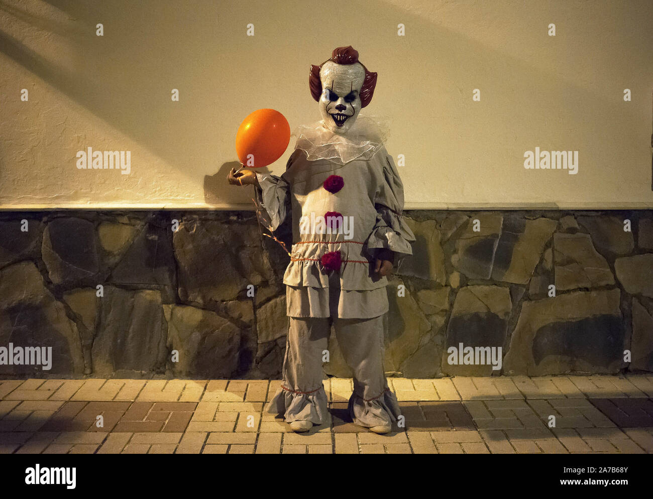 Malaga, Spanien. 31 Okt, 2019. Eine junge, gekleidet wie Pennywise für ein Foto während der VI Ausgabe von ''Churriana Noche del Terror'' Posen (churriana Horror Night) die Halloween Nacht in der Nachbarschaft von Churriana zu feiern. Wohnsitz in Churriana beteiligen sich an der Halloween Tag mit schrecklichen Kostüme gekleidet, ihre Häuser zu verzieren und mit unheimlichen Leistungen entlang der Straßen. Die 'Churriana Horror Night' ist eine der beliebtesten Veranstaltungen in der Stadt markiert die Halloween Tag, und bei dieser Gelegenheit das Thema der Ausgabe ist die Hexen. (Bild: © Jesus Merida/SOPA Bilder über ZUM Stockfoto