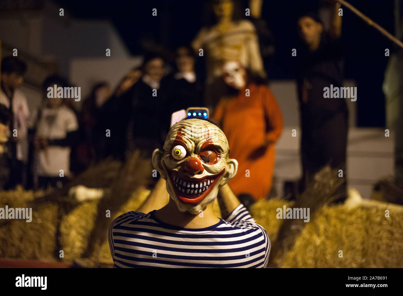 Malaga, Spanien. 31 Okt, 2019. Ein Mann mit einem teuflischen Maske gekleidet nimmt eine selfie während der VI Ausgabe von ''Churriana Noche del Terror'' (churriana Horror Night) zu feiern, die der Halloween Nacht in der Nachbarschaft von Churriana. Wohnsitz in Churriana beteiligen sich an der Halloween Tag mit schrecklichen Kostüme gekleidet, ihre Häuser zu verzieren und mit unheimlichen Leistungen entlang der Straßen. Die 'Churriana Horror Night' ist eine der beliebtesten Veranstaltungen in der Stadt markiert die Halloween Tag, und bei dieser Gelegenheit das Thema der Ausgabe ist die Hexen. (Bild: © Jesus Merida/SOPA Bilder Stockfoto