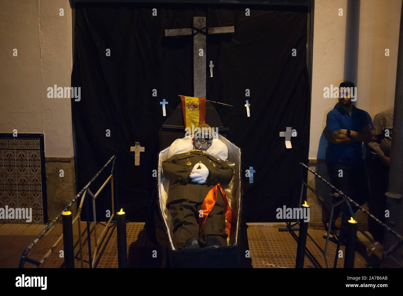 Malaga, Spanien. 31 Okt, 2019. Eine Puppe, die den spanischen Diktator Francisco Franco ist mit einer spanischen Flagge in einem Sarg während der VI Ausgabe von ''Churriana Noche del Terror' gesehen" (churriana Horror Night) der Halloween Nacht in der Nachbarschaft von Churriana feiern. Wohnsitz in Churriana beteiligen sich an der Halloween Tag mit schrecklichen Kostüme gekleidet, ihre Häuser zu verzieren und mit unheimlichen Leistungen entlang der Straßen. Die 'Churriana Horror Night' ist eine der beliebtesten Veranstaltungen in der Stadt markiert die Halloween Tag, und bei dieser Gelegenheit das Thema der Ausgabe ist die Hexen. (C Stockfoto