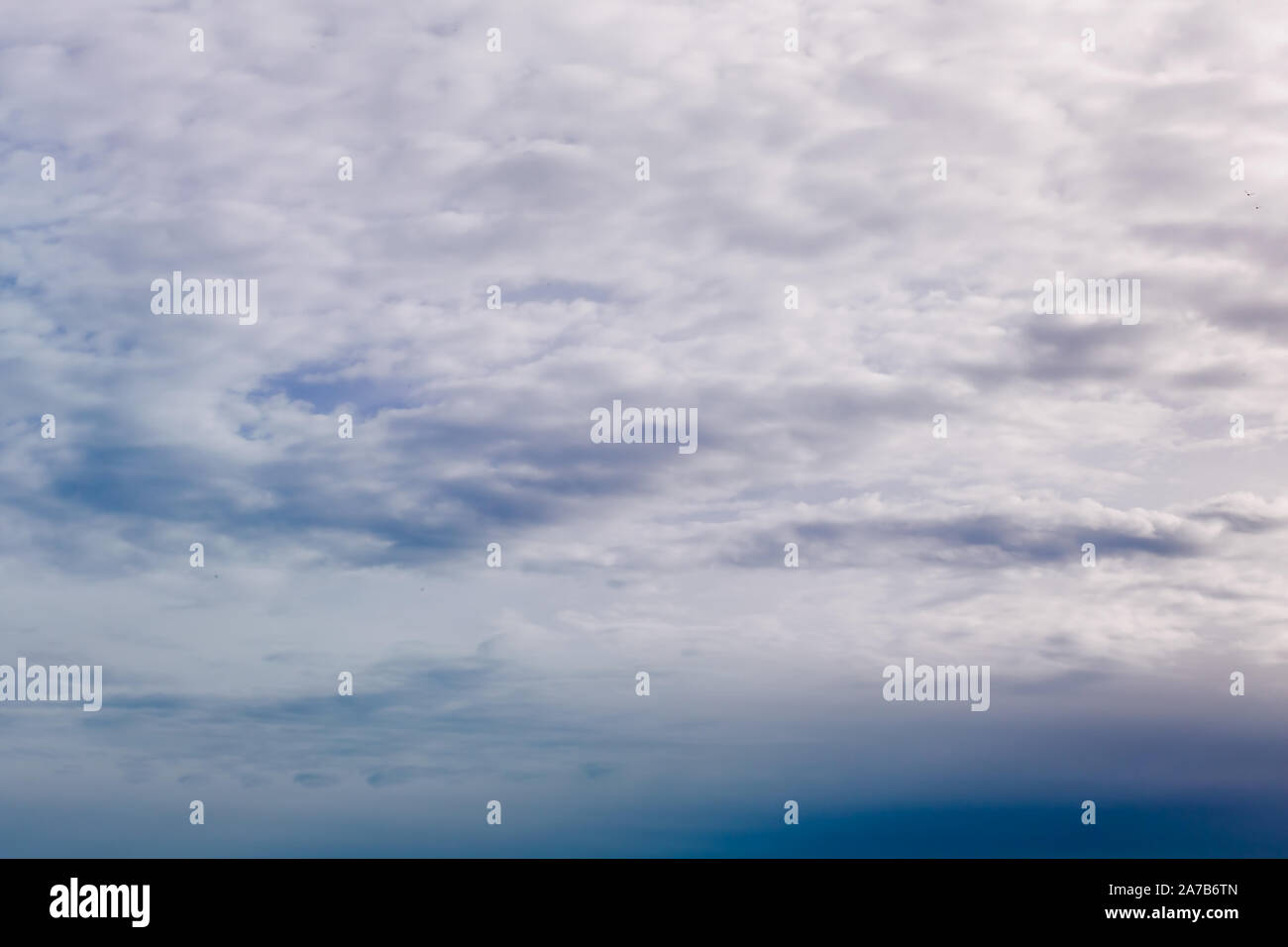 Nahtlose horizontale Foto von Cumulus, dramatische Wolken über der Bucht von San Francisco Stockfoto