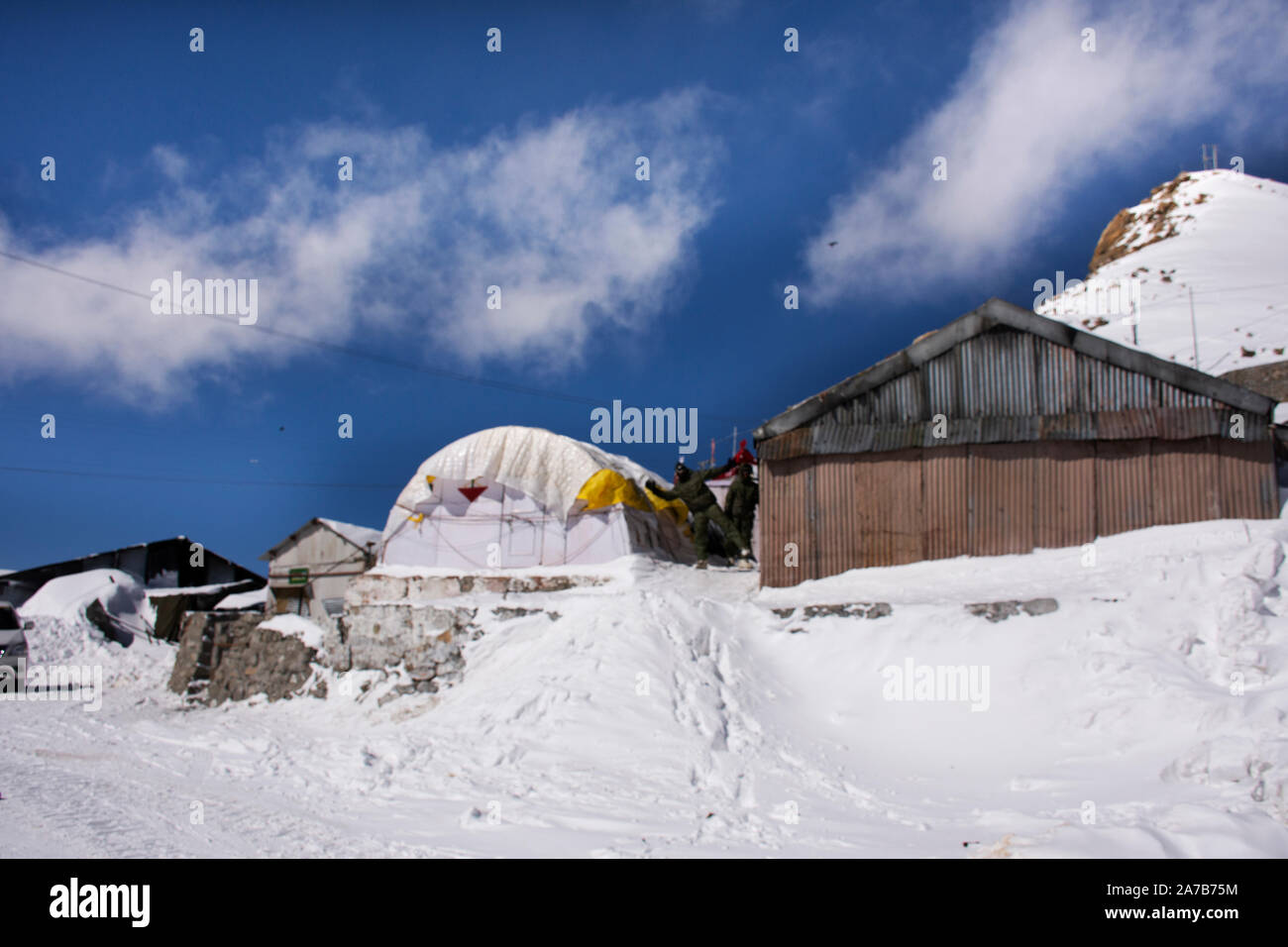 Indische und tibetische Volk stop Auto Rest bei Check Point Basislager auf Khardung La Straße zwischen bringen Reisende nach Nubra Tal und Pangong in Himalaya m Stockfoto