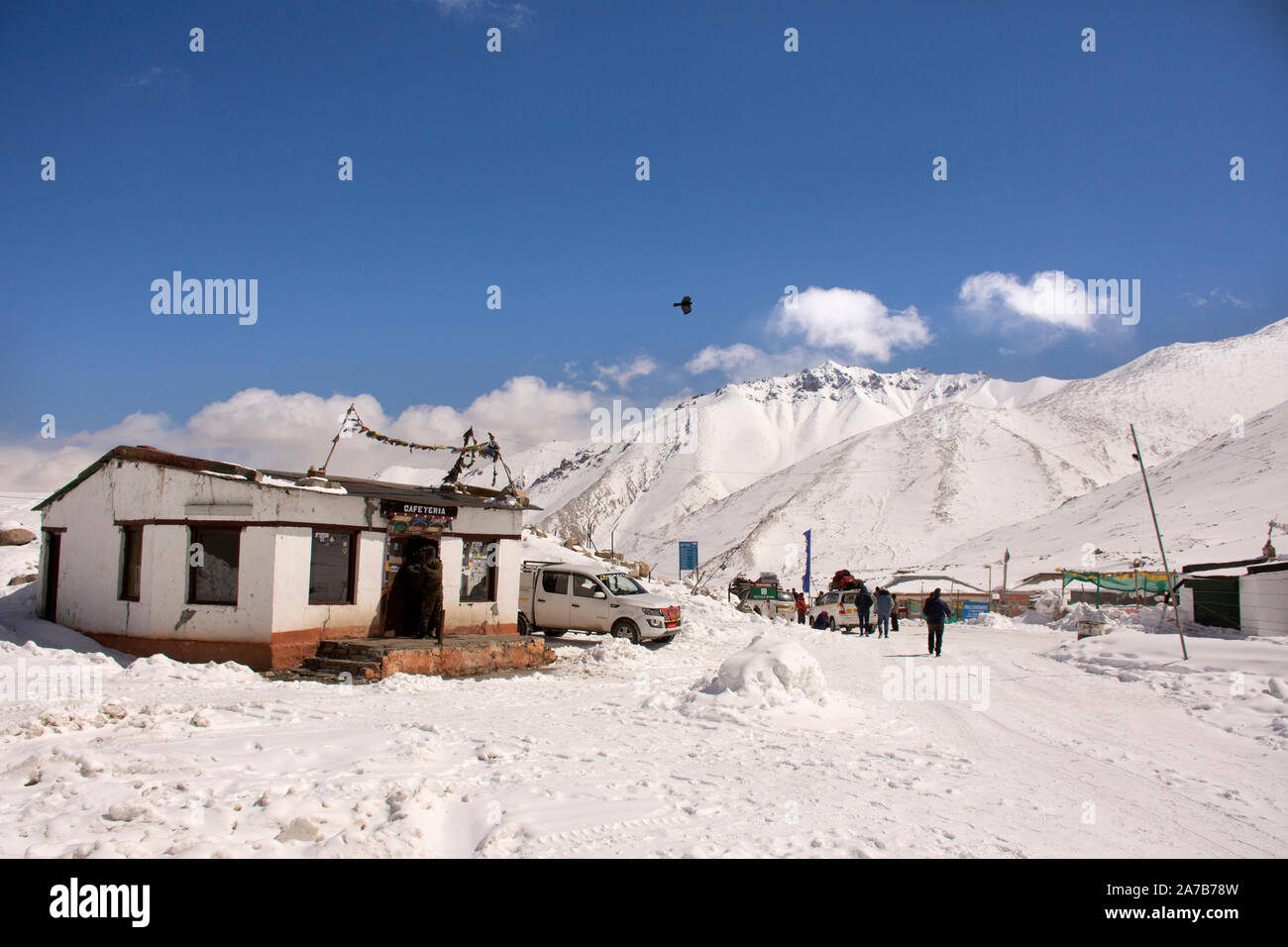 JAMMU, Kaschmir, Indien - MÄRZ 21: Indische und Reisenden Leute stoppen, Auto Rest bei Check Point Basislager auf Khardung La Straße in Himalaya Mountain bei Leh La Stockfoto