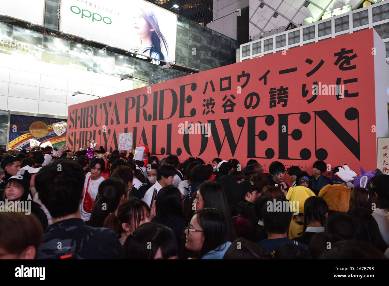 Menschen in Tracht feiern Halloween in Shibuya Entertainment District in Tokio, Japan am 31. Oktober 2019. Credit: Masahiro Tsurugi/LBA/Alamy leben Nachrichten Stockfoto