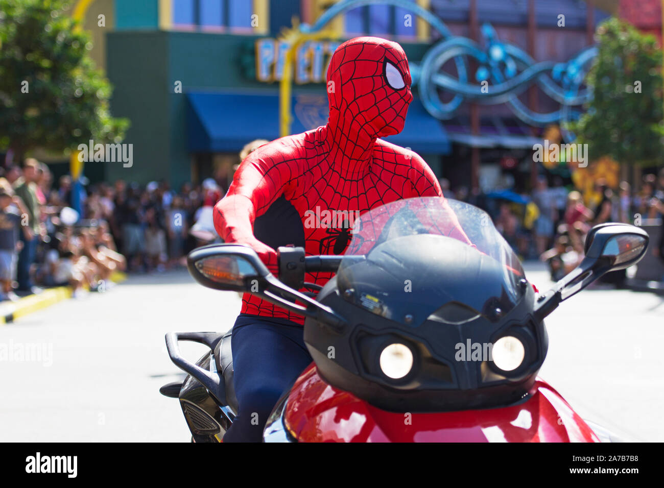 Spider-Man Marvel Charakter, Superheld macht Aussehen auf Motorrad an Super Hero Island, Insel der Abenteuer, die Universal Studios, Orlando Resort Stockfoto