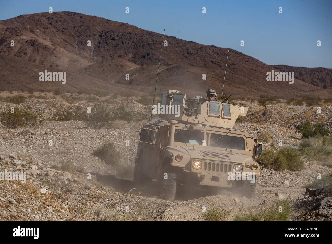 Us-Marines mit Combat Logistik Bataillon 8, Bekämpfung der Logistik Regiment 2, 2 Marine Logistics Group, navigieren Sie Wüste Gelände in einem Humvee während integrierte Ausbildung Übung (ITX) 1-20 bei Marine Air Ground Combat Center Twentynine Palms, Kalifornien, Okt. 29, 2019. CLB-8 mit 2. Marine Regiment während ITX integriert wie die Logistik combat Element zu taktischen Logistik in den Bereichen der mittleren und schweren Motor Transport über organische Funktionen des Regiments. (U.S. Marine Corps Foto von Cpl. Scott Jenkins) Stockfoto