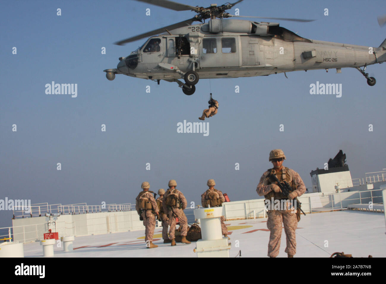 Gerade von HORMUZ (24.10.2019) Marines zugeordnet Flotte Anti-terror-Security Team, Central Command (FASTCENT) vorbereiten, indem ein Navy MH-60S Seahawk, angeschlossen an Hubschrauber Meer Combat Squadron 26 (HSC-26) von der Arc Liberty, eine militärische Sealift Command Zeit gecharterte Schiff extrahiert werden, nachdem die Sicherheit während einer Straße von Hormuz Transit. FASTCENT Marines arbeiten mit US-Partnern und Verbündeten zu Personal und Eigentum zu schützen und gleichzeitig die Freiheit der Schifffahrt in internationalen Gewässern. Task Force 51 und 5. Marine Expeditionary Brigade ist mit schnell agg übertragen Stockfoto