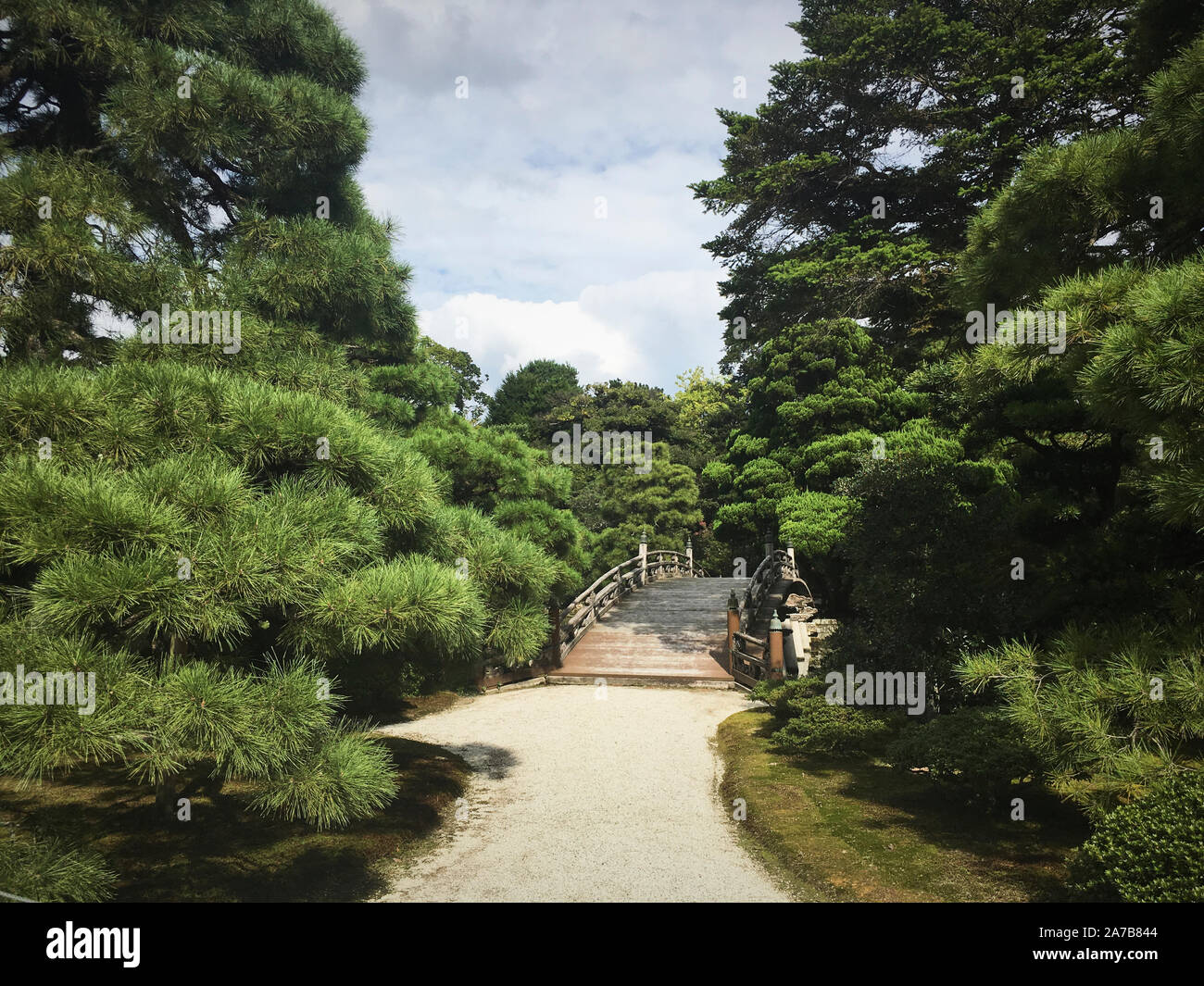 Eine Fußgängerbrücke in den Gärten des Kyoto Imperial Palace Stockfoto