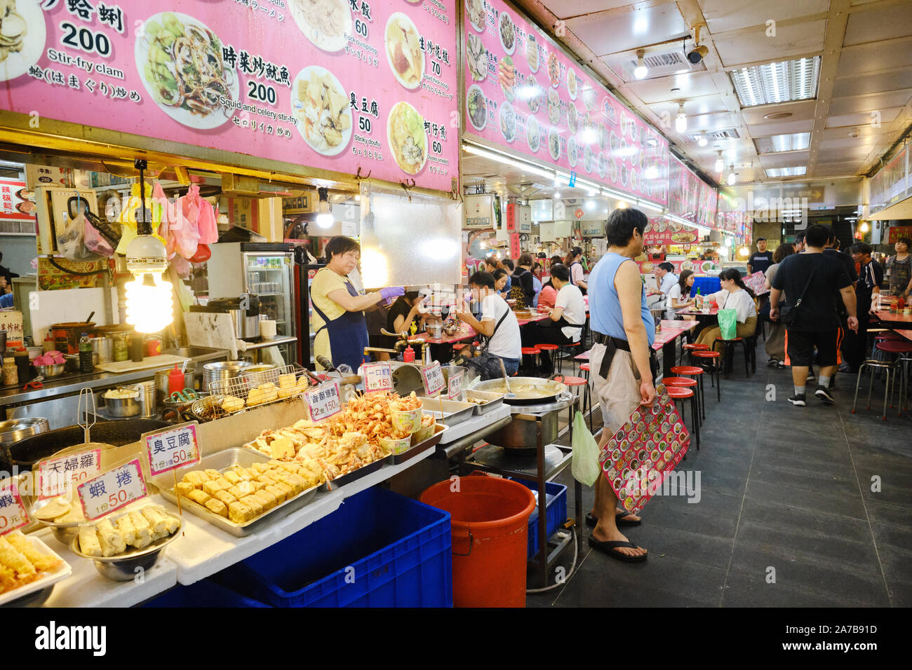 Essen im Food Court in der Ebene Stand B1 der Shilin öffentlichen Markt in Shilin Night Market, Taipei Stockfoto