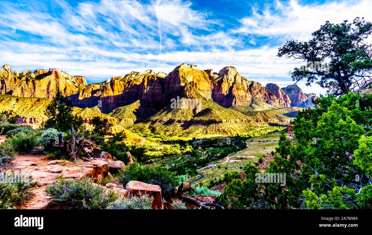 Sonnenaufgang über Mt. Kinesava und West Temple im Zion National Park, Utah, USA, während eines frühen Morgens Wanderung auf der Wächter Trail Stockfoto