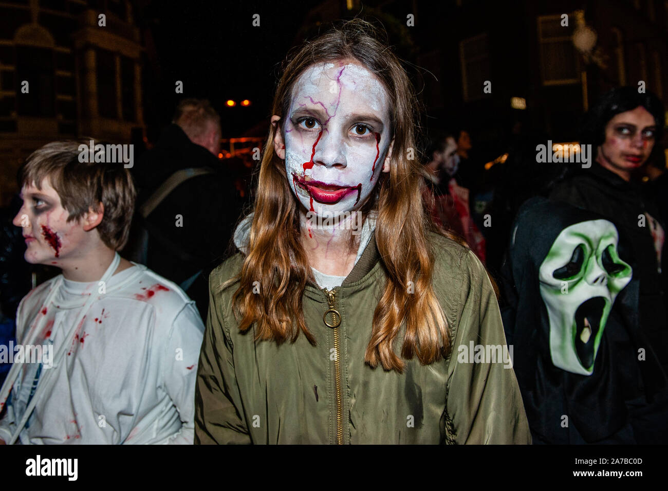 Madchen Zombie Make Up Fur Halloween Feiertag Halbe Gesicht Schonheit Eine Weitere Blutige Stockfotografie Alamy