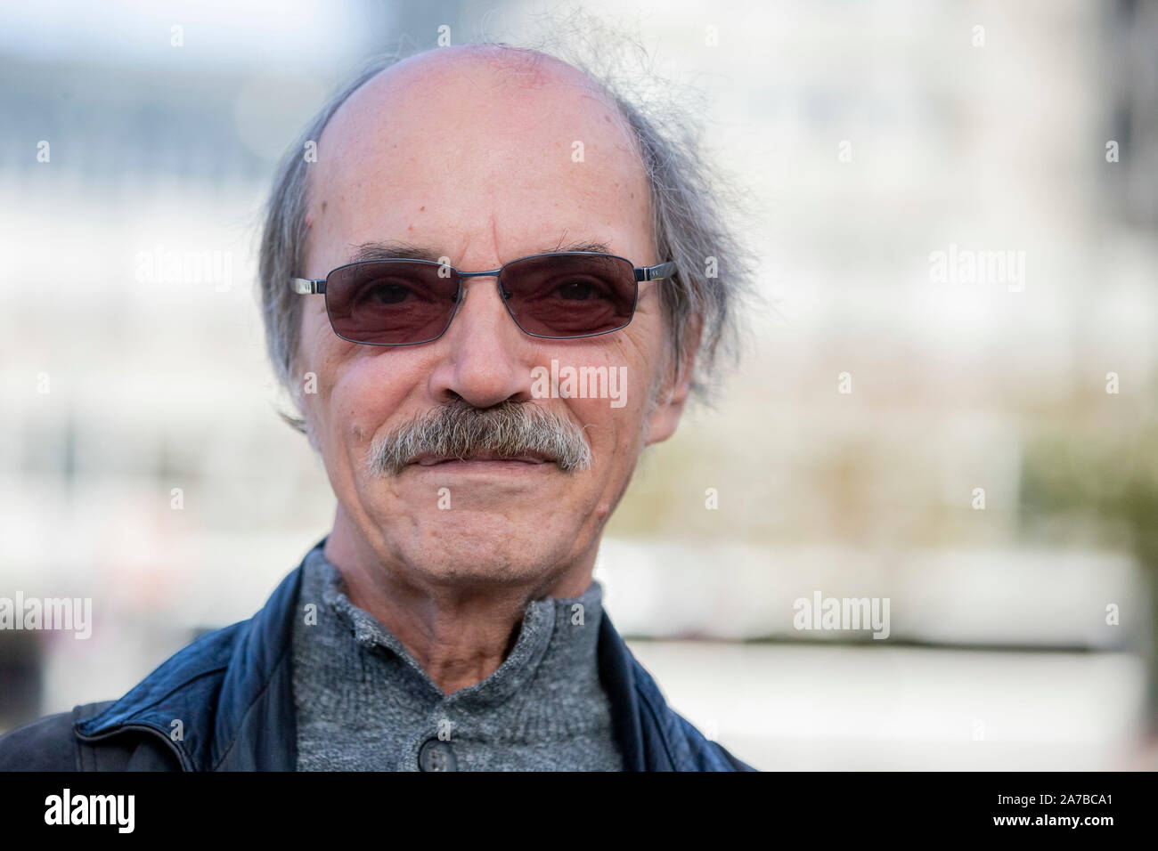 Berlin, Deutschland. 30 Okt, 2019. Michael Masur, Klavierbauer, steht am Alexanderplatz. Michael Masur, der älteste Sohn des international renommierten Dirigenten Kurt Masur, nahm teil am 4. November 1989 auf dem Alexanderplatz in Ost-Berlin, was, nach offiziellen Schätzungen war die größte Demonstration in der DDR-Geschichte mit fast einer Million Menschen. (Dpa: "Wir waren so viele ': Massendemonstration auf dem Alex vor 30 Jahren") Credit: Christoph Soeder/dpa/Alamy leben Nachrichten Stockfoto