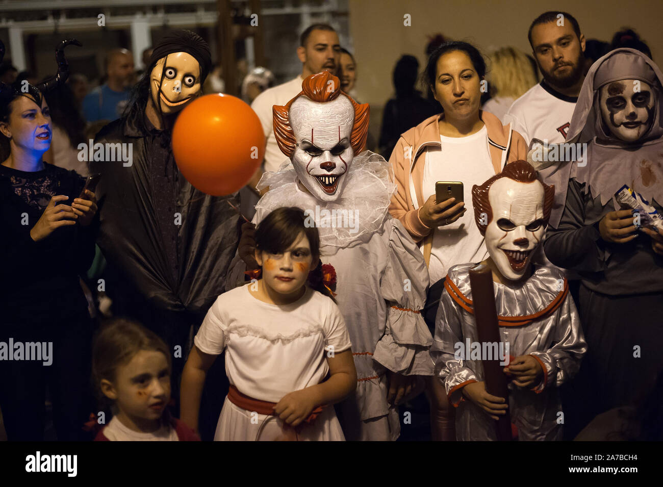 Malaga, Spanien. 31 Okt, 2019. Menschen tragen Halloween Kostüme Teil während der VI-Ausgabe von 'Churriana Noche del Terror" (churriana Horror Night) die Halloween Nacht in der Nachbarschaft von Churriana zu feiern. Wohnsitz in Churriana beteiligen sich an der Halloween Tag mit schrecklichen Kostüme gekleidet, ihre Häuser zu verzieren und mit unheimlichen Leistungen entlang der Straßen. Die 'Churriana Horror Night' ist eine der beliebtesten Veranstaltungen in der Stadt markiert die Halloween Tag, und bei dieser Gelegenheit das Thema der Ausgabe ist die Hexen. Credit: SOPA Images Limited/Alamy leben Nachrichten Stockfoto