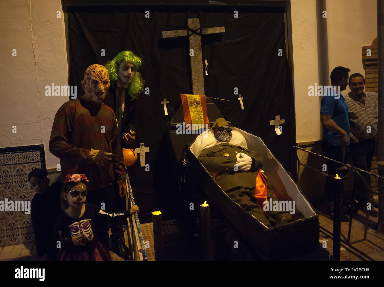 Menschen machen Fotos neben eine Puppe mit der Darstellung der spanische Diktator Francisco Franco mit einer spanischen Flagge in einem Sarg während der VI-Ausgabe von 'Churriana Noche del Terror' (churriana Horror Night) die Halloween Nacht in der Nachbarschaft von Churriana zu feiern. Wohnsitz in Churriana beteiligen sich an der Halloween Tag mit schrecklichen Kostüme gekleidet, ihre Häuser zu verzieren und mit unheimlichen Leistungen entlang der Straßen. Die 'Churriana Horror Night' ist eine der beliebtesten Veranstaltungen in der Stadt markiert die Halloween Tag, und bei dieser Gelegenheit das Thema der Ausgabe ist die Hexen. Stockfoto