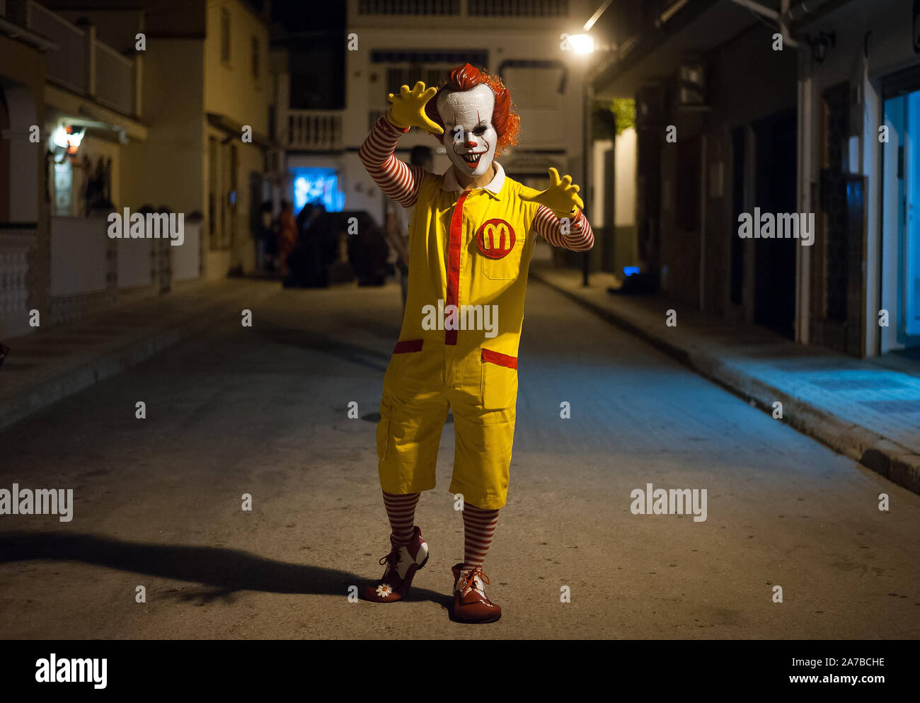 Ein Mann gekleidet, wie eine teuflische Ronald MCDONALD'S Teil während der VI-Ausgabe von 'Churriana Noche del Terror nimmt" (churriana Horror Night) die Halloween Nacht in der Nachbarschaft von Churriana zu feiern. Wohnsitz in Churriana beteiligen sich an der Halloween Tag mit schrecklichen Kostüme gekleidet, ihre Häuser zu verzieren und mit unheimlichen Leistungen entlang der Straßen. Die 'Churriana Horror Night' ist eine der beliebtesten Veranstaltungen in der Stadt markiert die Halloween Tag, und bei dieser Gelegenheit das Thema der Ausgabe ist die Hexen. Stockfoto