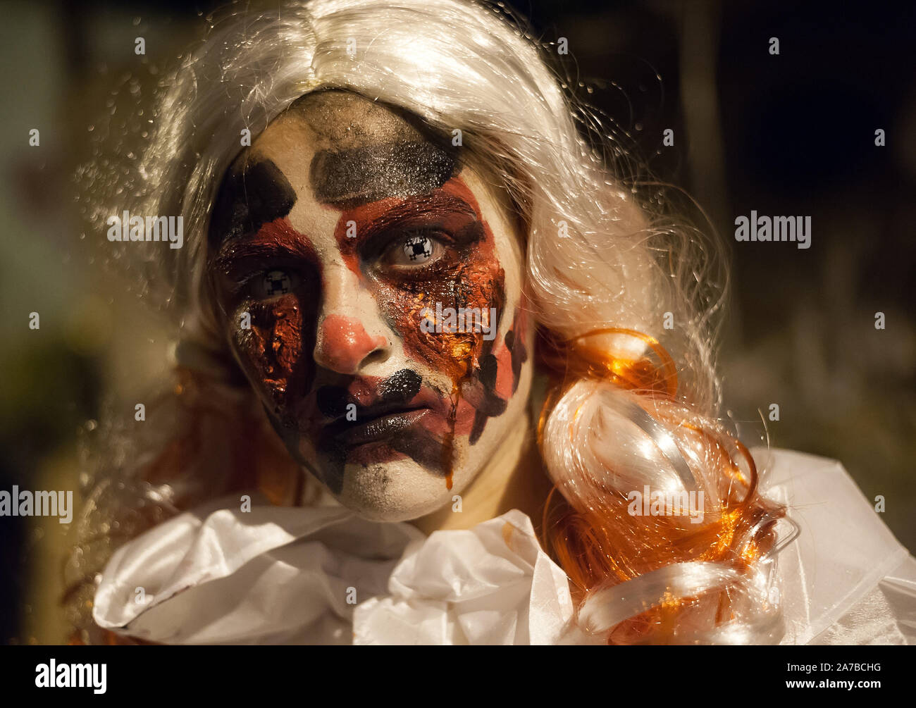 Malaga, Spanien. 31 Okt, 2019. Eine Frau trägt ein Zombie Make-up nimmt Teil während der VI-Ausgabe von 'Churriana Noche del Terror' (churriana Horror Night) zu feiern, die der Halloween Nacht in der Nachbarschaft von Churriana. Wohnsitz in Churriana beteiligen sich an der Halloween Tag mit schrecklichen Kostüme gekleidet, ihre Häuser zu verzieren und mit unheimlichen Leistungen entlang der Straßen. Die 'Churriana Horror Night' ist eine der beliebtesten Veranstaltungen in der Stadt markiert die Halloween Tag, und bei dieser Gelegenheit das Thema der Ausgabe ist die Hexen. Credit: SOPA Images Limited/Alamy leben Nachrichten Stockfoto