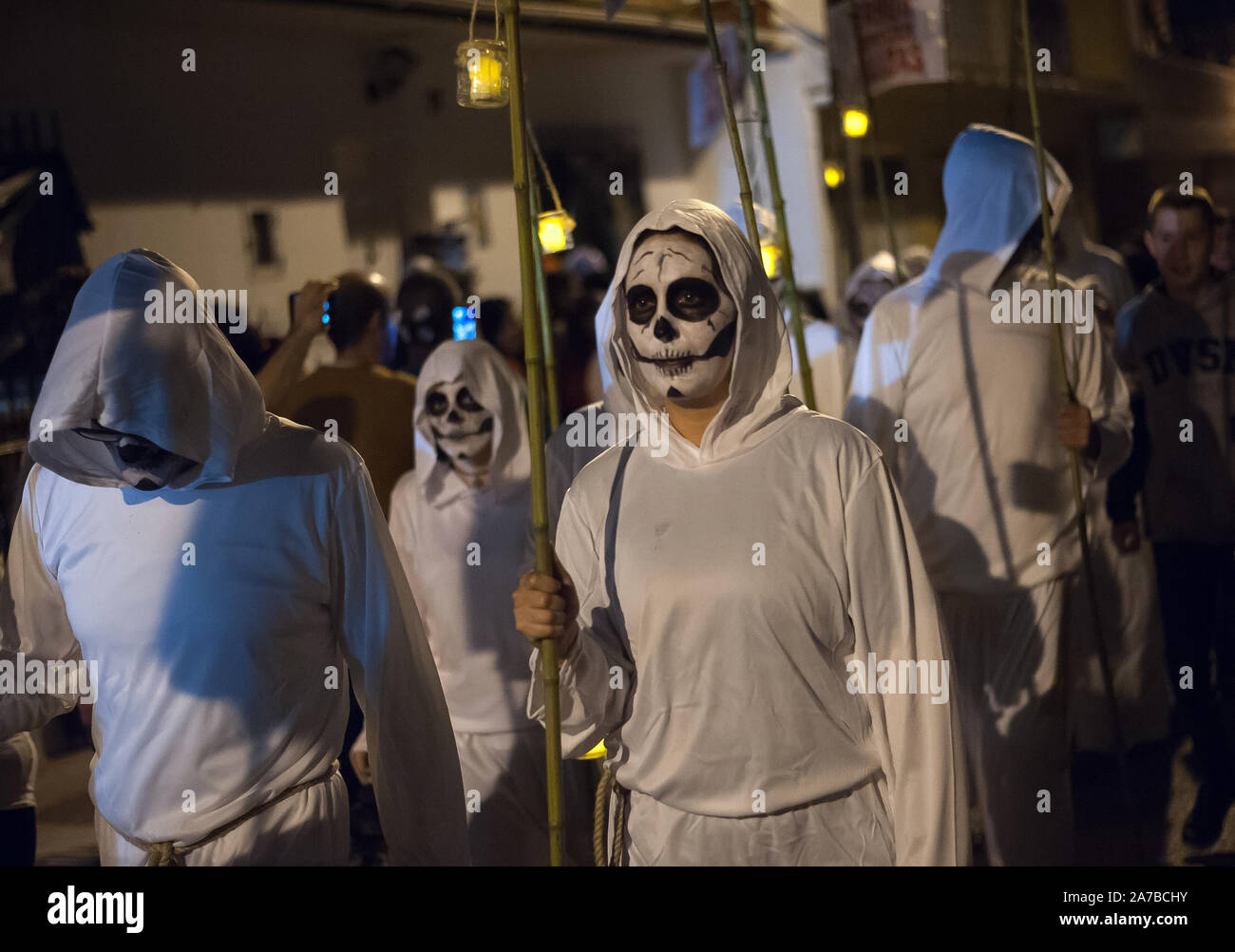 Eine Gruppe von Menschen als Mönche verkleidet die Straße entlang, während Sie Kerzen während des VI-Ausgabe von 'Churriana Noche del Terror' laufen (churriana Horror Night) die Halloween Nacht in der Nachbarschaft von Churriana zu feiern. Wohnsitz in Churriana beteiligen sich an der Halloween Tag mit schrecklichen Kostüme gekleidet, ihre Häuser zu verzieren und mit unheimlichen Leistungen entlang der Straßen. Die 'Churriana Horror Night' ist eine der beliebtesten Veranstaltungen in der Stadt markiert die Halloween Tag, und bei dieser Gelegenheit das Thema der Ausgabe ist die Hexen. Stockfoto