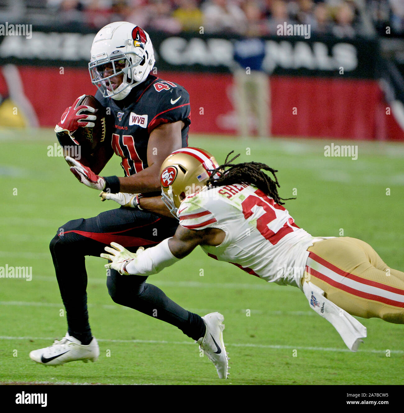 Glendale, United States. 31. Oktober, 2019. Arizona Cardinals' Kenianische Drake (L) vermeidet einen Angriff durch San Francisco 49ers' Richard Sherman im vierten Quartal bei State Farm Stadium in Glendale, Arizona am Donnerstag, 31. Oktober 2019. Die 49ers besiegten die Kardinäle 28-25. Foto von Kunst Foxall/UPI Quelle: UPI/Alamy leben Nachrichten Stockfoto