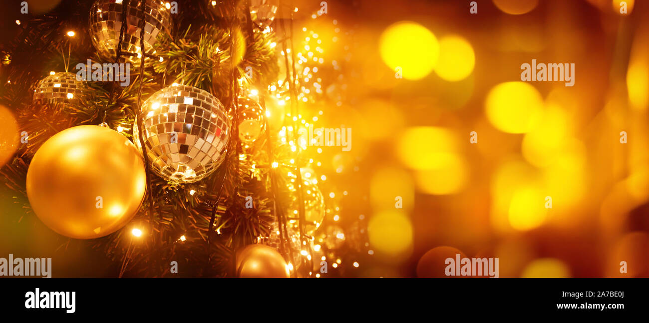 Weihnachtsbaum und Unschärfe bokeh Lichter Hintergrund. Weihnachten und ein glückliches neues Jahr. Verwenden Sie für die Grußkarte, Abdeckung, Banner, header Template. Stockfoto