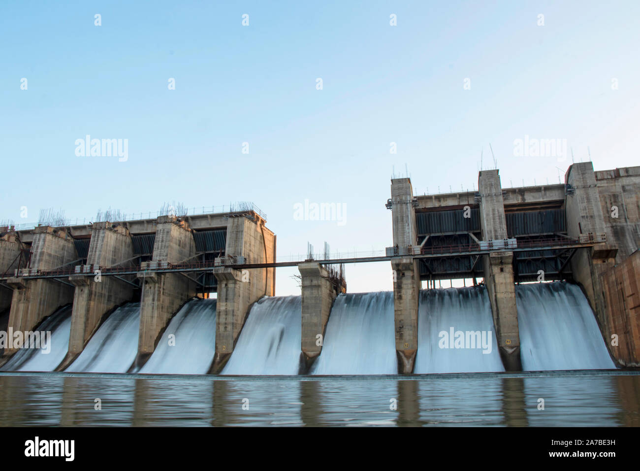 Wunderschöne Aussicht auf Wasser in Halon HALON Dam, Madhya Pradesh, Indien - 31. Oktober 2019. Stockfoto