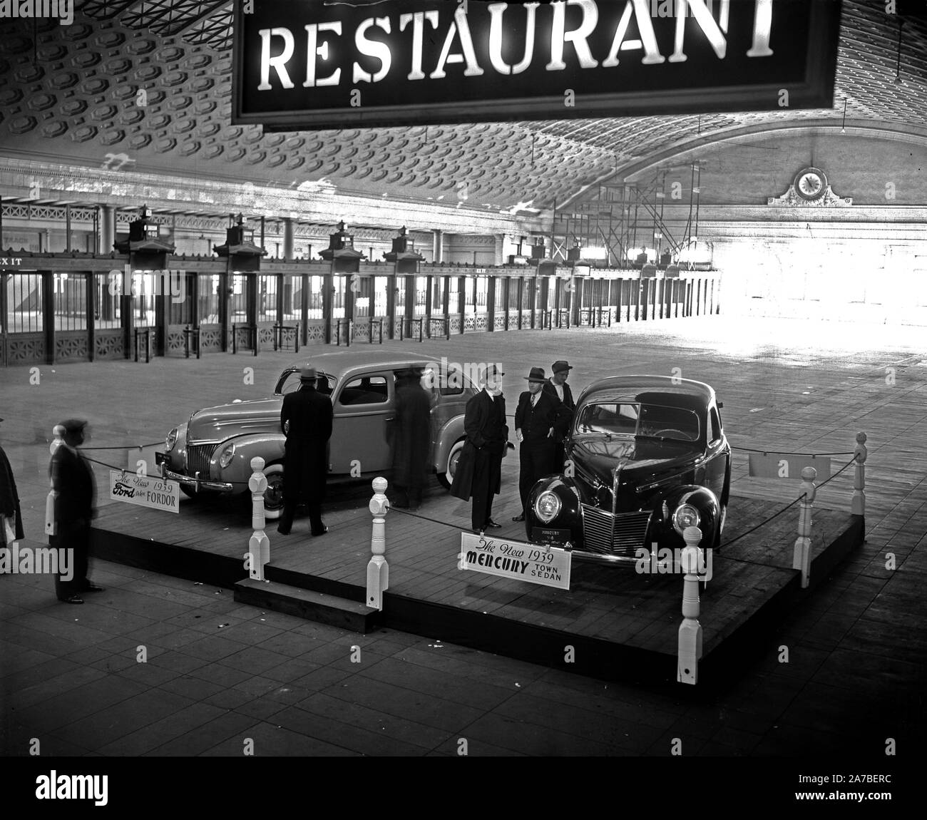 Neue 1939 Ford Fordor und Quecksilber Stadt Sedan 1939 innerhalb der Union Station in Washington D.C. Stockfoto