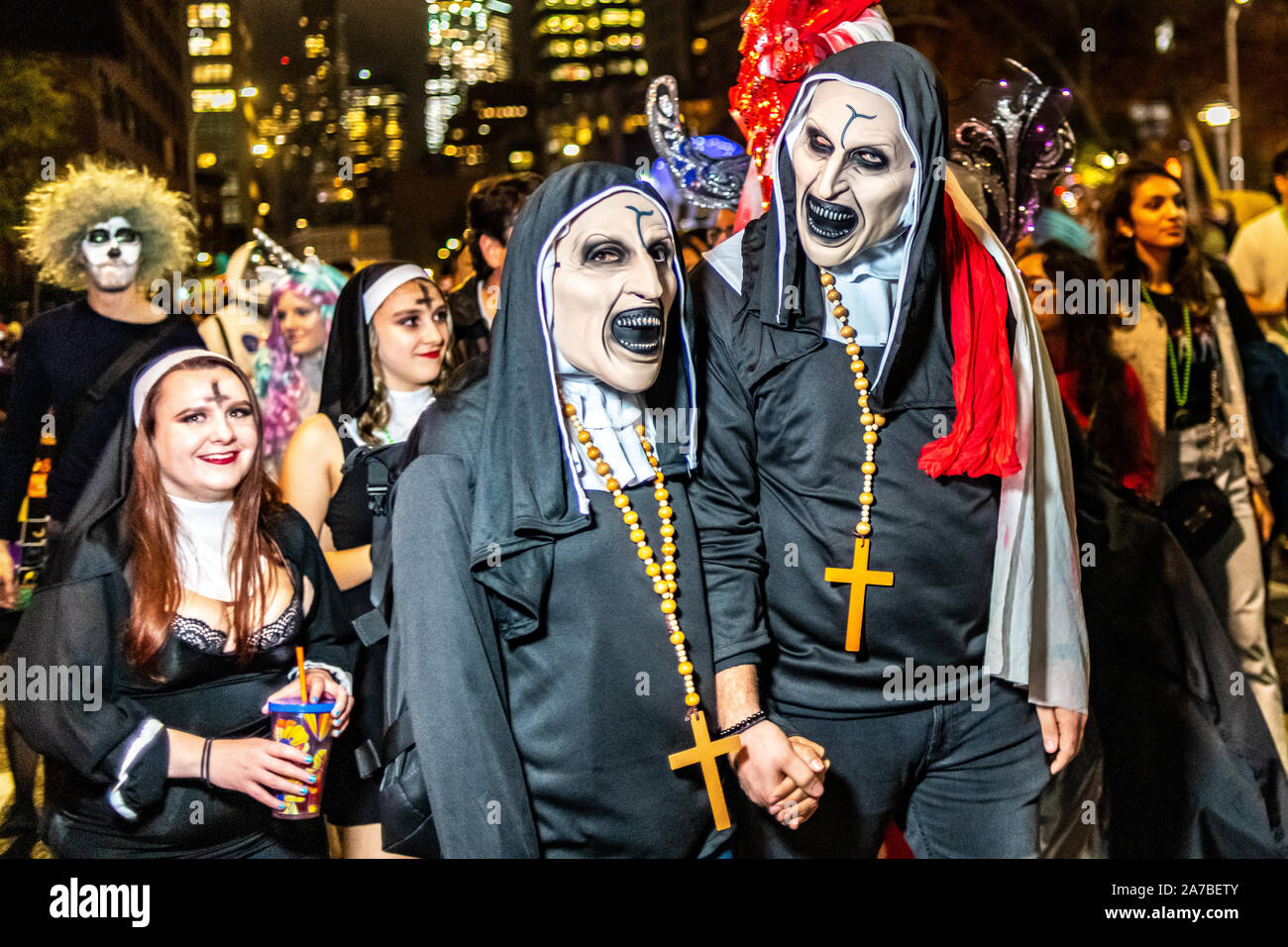 New York, USA, 31. Oktober 2019. Nachtschwärmer tragen Kostüme, wie sie in der 46Th NYC Village Halloween Parade in New York City teilnehmen. Credit: Enrique Ufer/Alamy leben Nachrichten Stockfoto