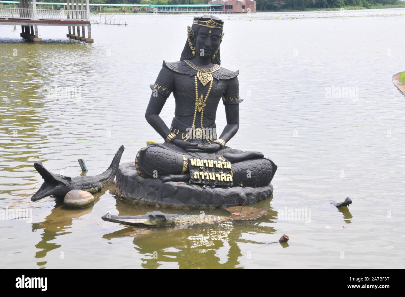 PHICHIT, THAILAND - 1. OKTOBER 2019: Krokodil statue name Phaya Chalawan verwandelt sich in eine Person sitzen meditieren Kraithong ist eine thailändische Märchens an Stockfoto