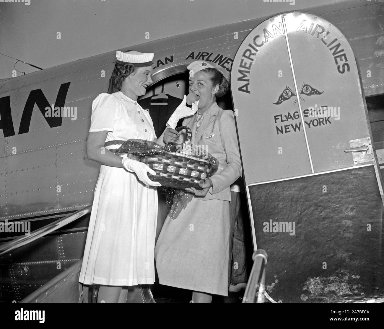 Pfirsiche, drei einer Art. Washington, D.C., am 11. Juli. Frau E.C. Gathings, der Frau des Kongressabgeordneten aus Arkansas heute ein Korb mit Pfirsichen über American Airlines erhalten hat, um den Präsidenten zu morgen vorgestellt. Die Pfirsiche die jährliche Pfirsich Festival in der Waldstadt, Arche, 27.Juli gehalten zu werden gedenken. Folgende - Pfirsiche - - von links nach rechts, Frau E.C. Gathings und stewardess Doris Fontaine Stockfoto