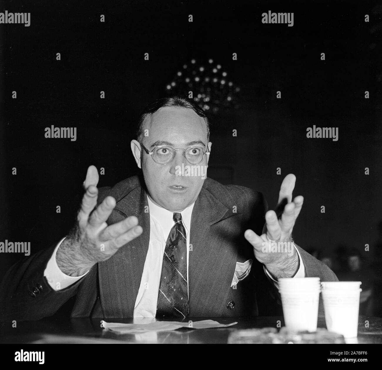 Weißer Mann sitzt die Gesten der Hand Ca. 1938 oder 1939 Stockfoto