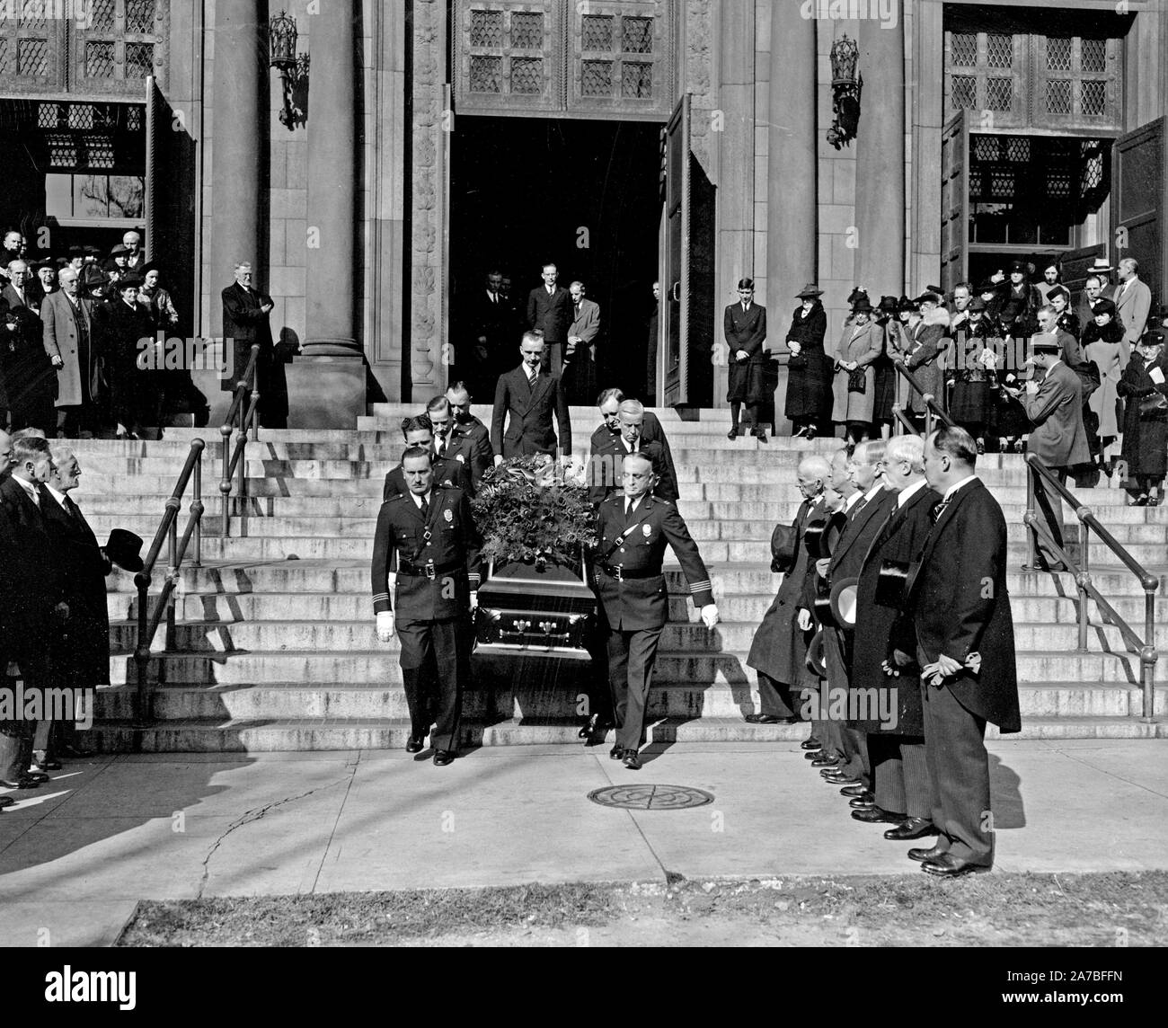 Der Körper des Verstorbenen Obersten Gerichtshof Pierce Butler aus St. Matthew's Kathedrale hier durchgeführt werden heute nach einem hohen Masse von Requiem Ca. November 1939 Stockfoto