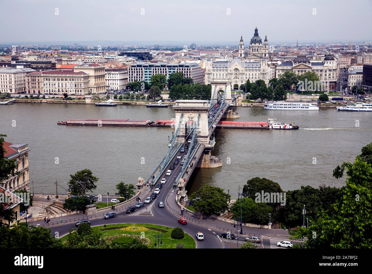 Ein Schiff auf der Donau verläuft unter der Szechenyi Lanchid (Kettenbrücke) in Budapest. Stockfoto