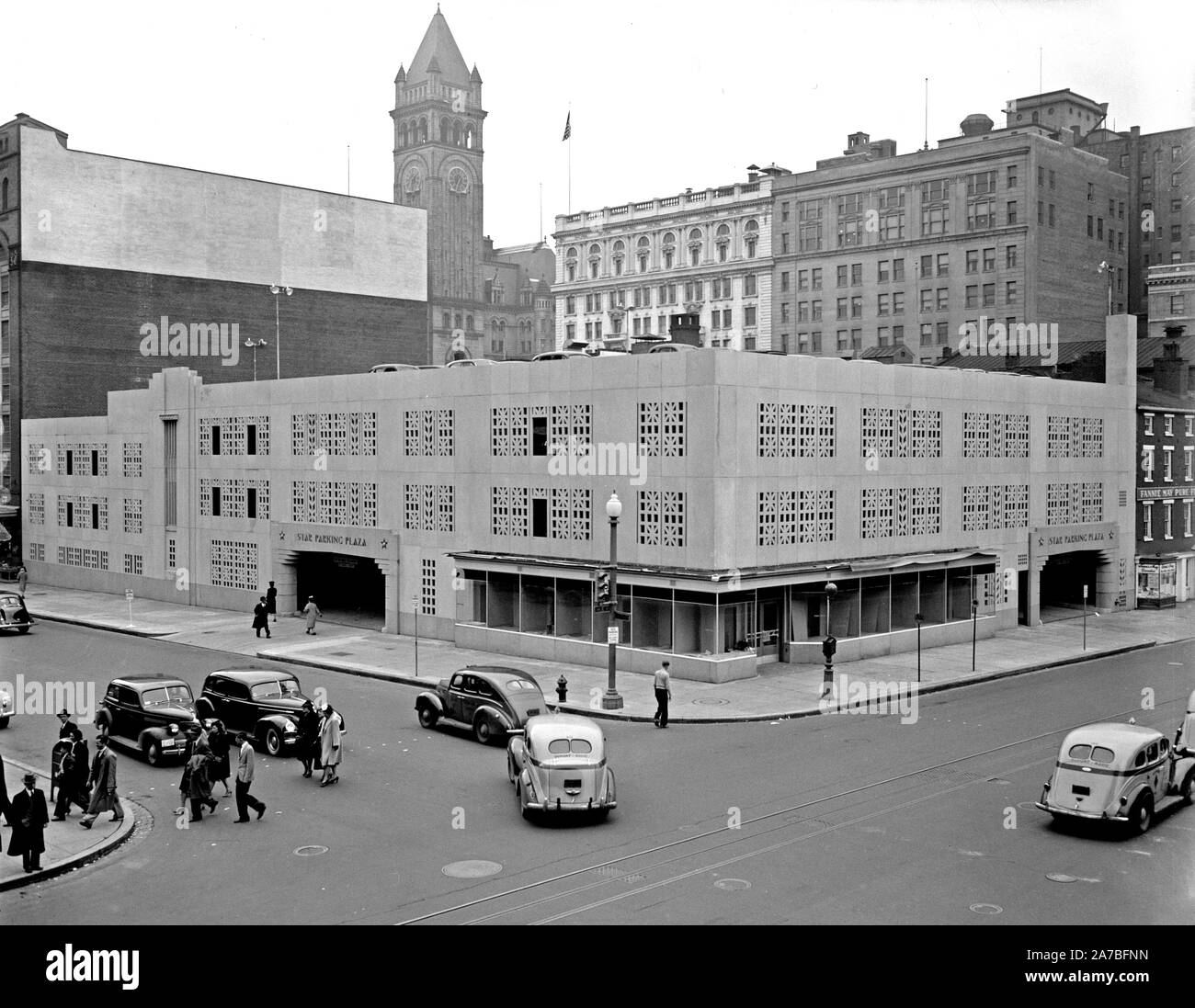Street Scene mit Busse, Autos und Fußgänger außerhalb Star Parkplatz Plaza in Washington D.C. Ca. 1940 Stockfoto